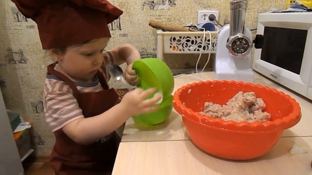 Алёна,3 года, готовит котлеты . смотреть онлайн