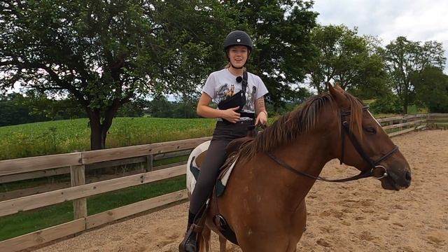 ENGLISH RIDER TRIES RIDING WESTERN смотреть онлайн