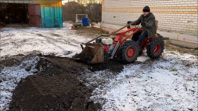 Мотоблок МТЗ 09Н с адаптером. Немного доработал ковш. смотреть онлайн