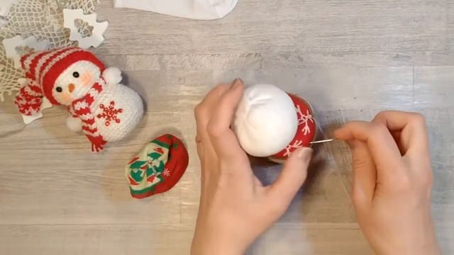 Как сделать снеговика из носков. How to make a snowman out of socks. смотреть онлайн