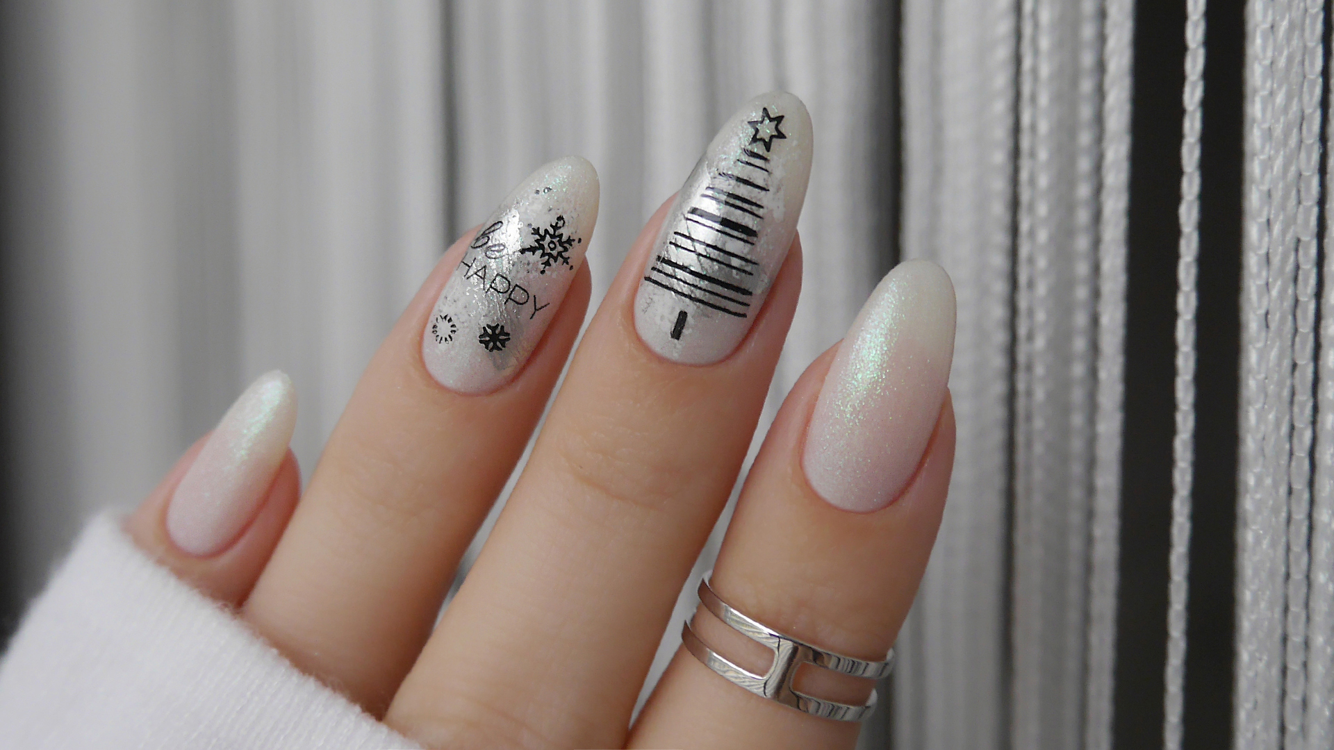 Зимний дизайн ногтей обычным лаком
