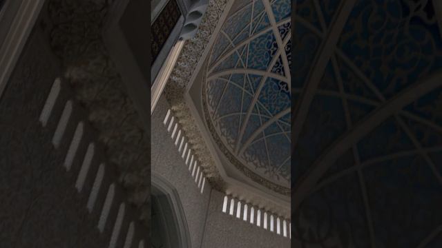 Самая большая мечеть в Юго- Восточной Азии. Вместимость 50.000 человек смотреть онлайн