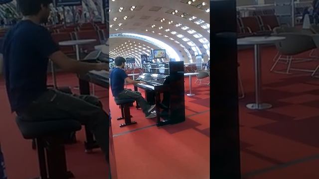 Виртуозная игра на пианино в аэропорту Шарль де Голль/ПАРИЖ/Рафаэль Гиззатуллин Айратович смотреть онлайн