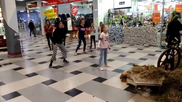 Студия современного танца "CarameL" в ТРК Молодежный смотреть онлайн