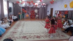 танец девочек в детском саду