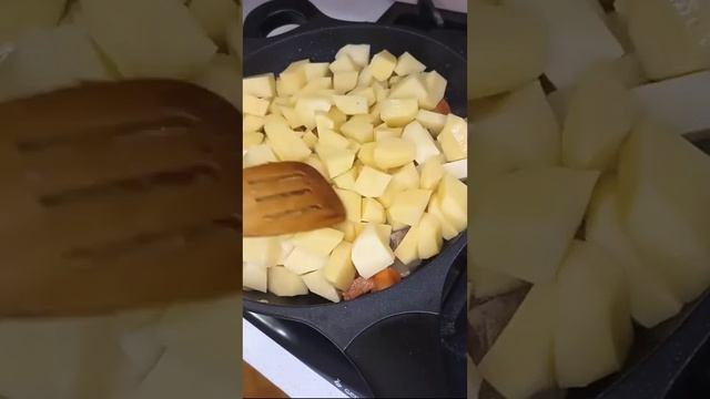 Быстрый рецепт приготовления тушеной картошки с мясом. Тушеная картошка с мясом - отличный обед смотреть онлайн