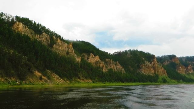 Река Лена - Красивые скалы близ рабочего поселка Алексеевск (Киренский район, Иркутская область) смотреть онлайн