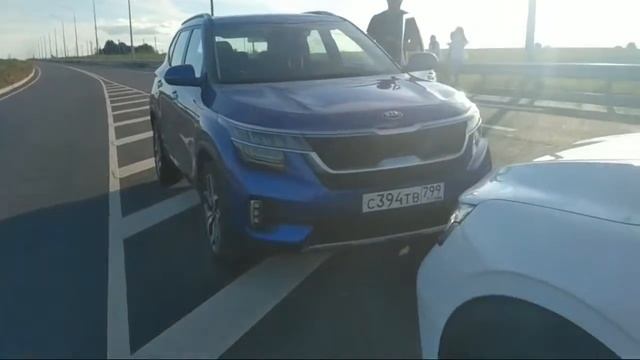 GEELY COOLRAY против KIA SELTOS. 150 сил против 177 сил. АКПП У ОБОИХ РОБОТ.mp4 смотреть онлайн