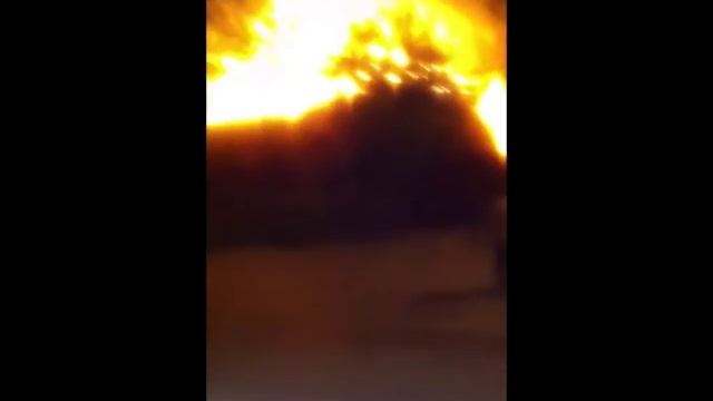Горит дом у ТЦ "Лазурный" смотреть онлайн