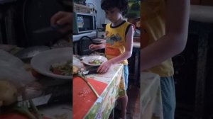 милый ? мальчик готовит еду
