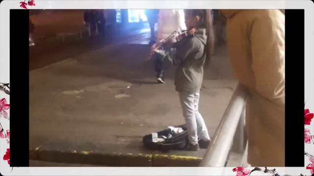 сколько зарабатывают возле метро в Киеве играя на скрипке смотреть онлайн
