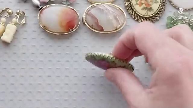 315. Винтажные фарфоровые броши и другие украшения. Моне,Джоан Риверс,Лиснер,Чикос,Эйвон,Коро. смотреть онлайн