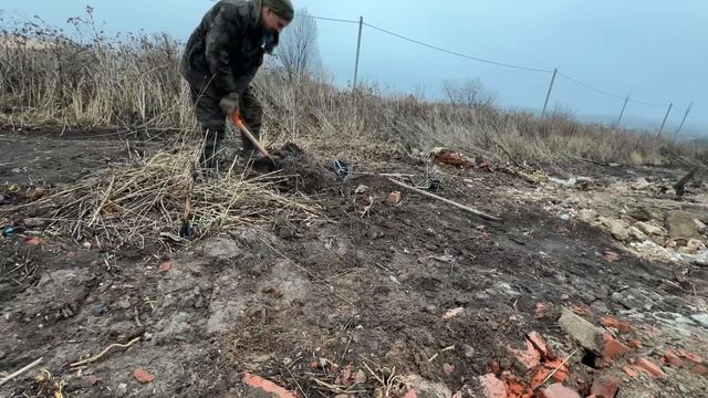Наткнулся на закопанный металлический люк: решил, в любом случае его выкопать. смотреть онлайн