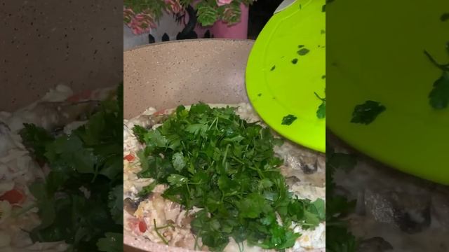 Спагетти в сливочном соусе с куриной грудкой и овощами| смотреть онлайн