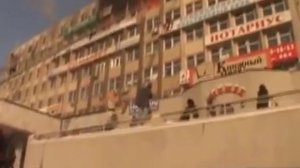 Люди прыгают из окон! Пожар во Владивостоке! 18+