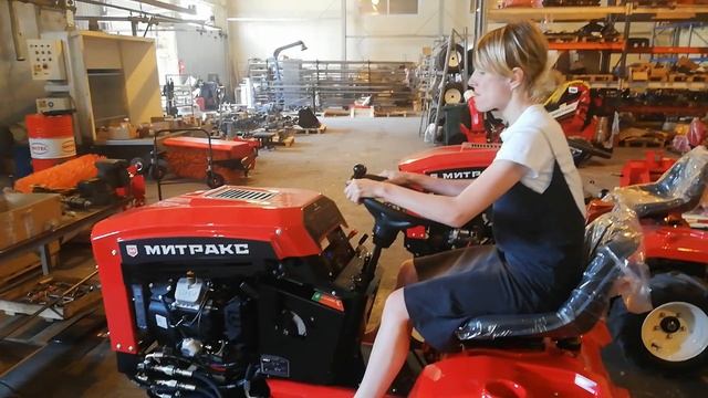 Минитрактор в руках блондинки. Почти с первого раза) смотреть онлайн