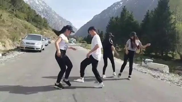 Популярный танец новый 2018 . Аксы.Ак-жол Популярные песни. смотреть онлайн