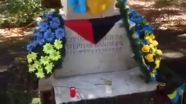 Русские туристы на могиле Бандеры