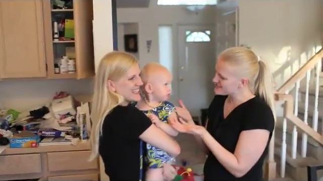 Claire and her mamas - Baby confuses mom with identical twin - must watch the end! смотреть онлайн