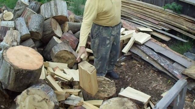 Как колется сырое дерево ветла,-тестирование самодельного старого колуна. смотреть онлайн