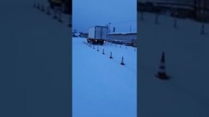 Обучение на категорию C (грузовик) - упражнение "Прямолинейное движение задним ходом"