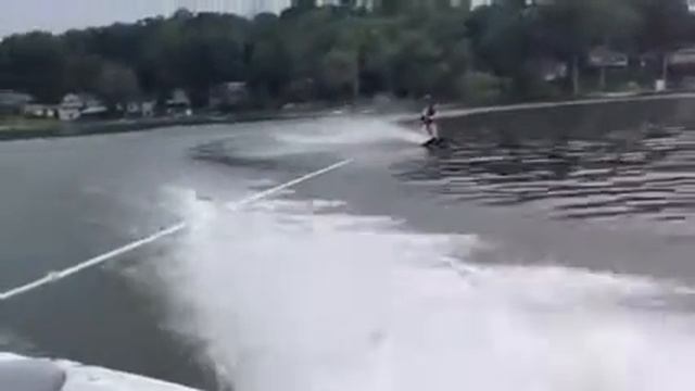 Justin waterskiing Lake Peach смотреть онлайн