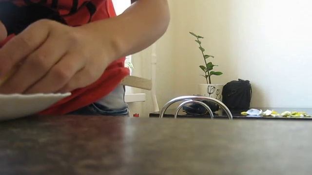 Ем лимон, он очень кислый и противный, но говорю сразу его долго чистить буду...... смотреть онлайн