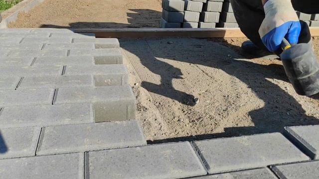 КАК УКЛАДЫВАТЬ БРУСЧАТКУ своими руками с самого начала. Заезд на участок. смотреть онлайн