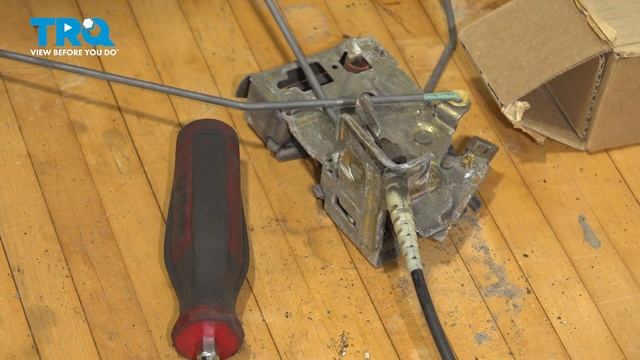 How to Replace Door Latch & Cable Assembly 1992-1996 Ford F-150 смотреть онлайн