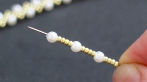 Простой браслет из бисера