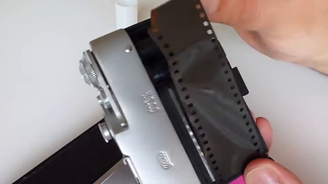 Old Tech - Loading a 35mm film into a Fed camera смотреть онлайн