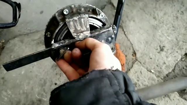 Снимаем левую крышку, генератор, на мотоцикле Геон Дакар Твинкам 250. смотреть онлайн