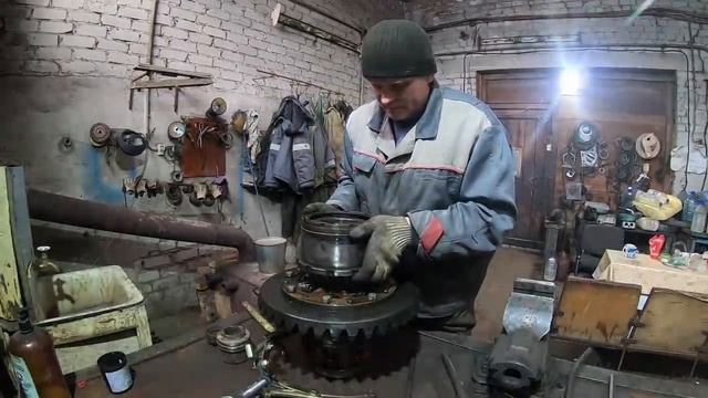 Разборка и дефектовка моста К-701М. Ночной выезд на расчистку снега (дня им не было). смотреть онлайн