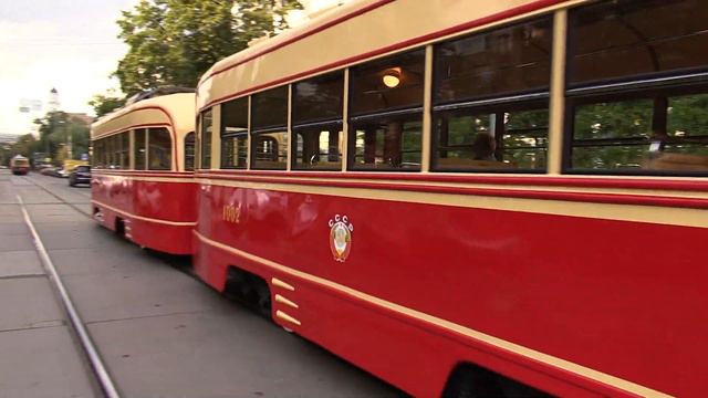 Трамваи Ф (фонарный), БФ, КМ, КП, КТМ-1, КТП-1 следуют в депо Апакова после парада трамваев смотреть онлайн