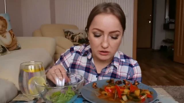 ОНА СДЕЛАЛА ИЗ НИХ МЫЛО И СЛАДОСТИ / BABY ОСЬМИНОГИ И ОВОЩИ / МУКБАНГ смотреть онлайн