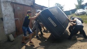 Завалили на бок для ремонта днища