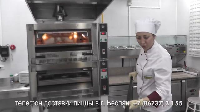 Пиццерист ресторана "Эрмитаж" (г. Беслан) Залина Кабисова показывает как приготовить фруктовую пицц смотреть онлайн