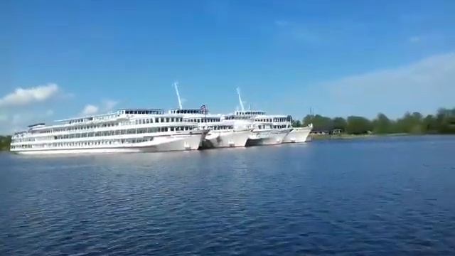 Комета 12 идёт мимо теплоходов, стоящих у причала. Вид с крыла. . Метеор-068. Кижи. смотреть онлайн