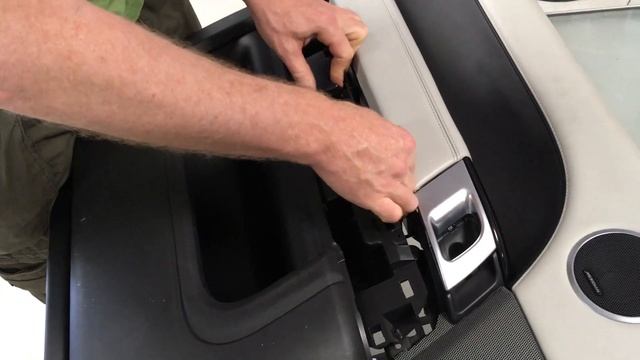 How to fit flip down pocket in front door card on Range Rover Sport L494 смотреть онлайн