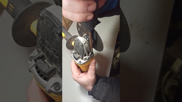 Поворот редуктора УШМ замена рукоятки болгарки Dewalt на Sturm!