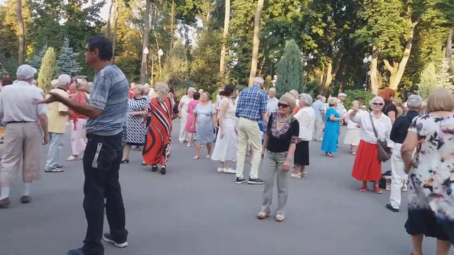 Харьков, танцы в парке, "А ты..." смотреть онлайн
