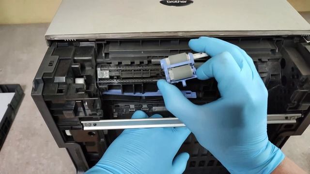 HOW TO REPLACE THE PICKUP ROLLER ON BROTHER HL-5250DN, HL-5240, HL-5270DN, LM5140001 смотреть онлайн