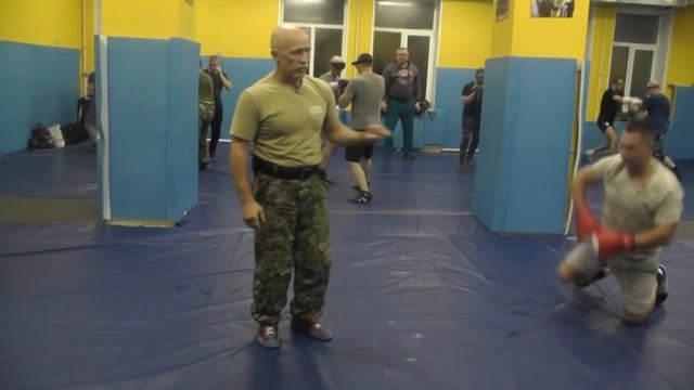 От двоечки. Встречный удар ногой в печень, колено. смотреть онлайн