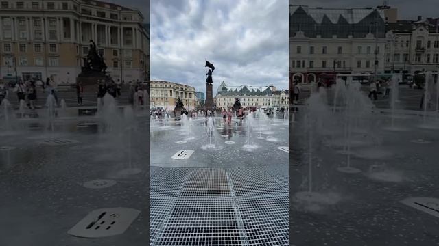 Купаются в фонтане. смотреть онлайн