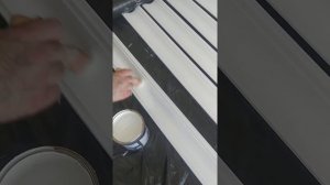 Покраска пенолистерольного потолочного плинтуса