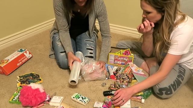 Plastic Wrap Game!! So Fun!! смотреть онлайн
