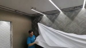 Натяжной потолок с парящими линиями и скрытый карниз с подсветкой