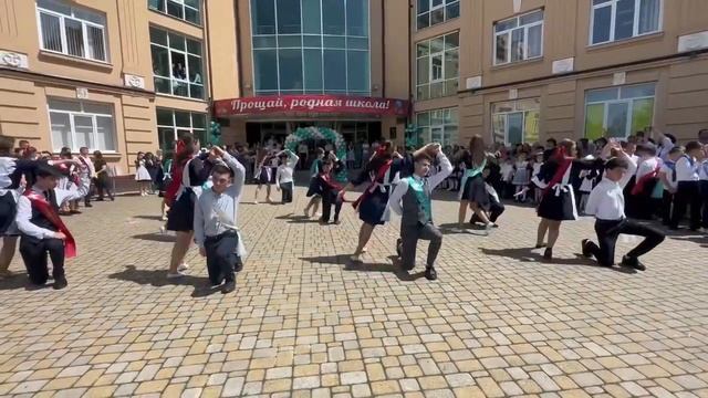 В нашей школе сегодня прозвучал последний звонок. Выпускники по традиции танцевали школьный вальс смотреть онлайн