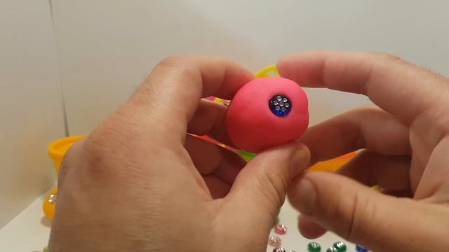 LEARN Playdoh Smile Slime FURBY Учим цвета Пластелин Плей До, прикольный ФУРБИ и смешные шарики смотреть онлайн