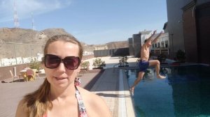 С утра в бассейне!